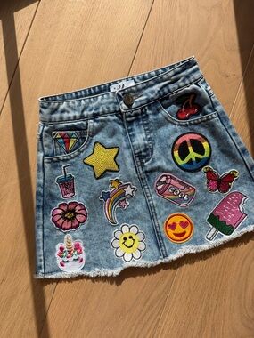NWOT Lola and the Boys ALL ABOUT THE PATCH DENIM SKIRT Sz 4